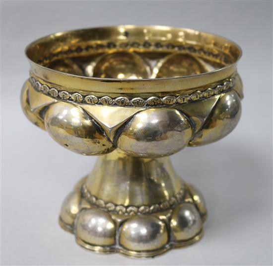 An Edwardian cusped silver gilt pedestal bowl by Nathan & Hayes, Chester, 1908, 12 oz.